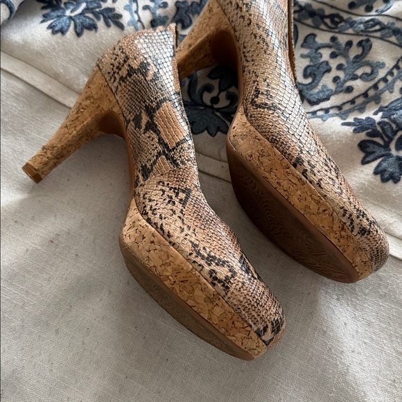 Nurture Snakeskin leather Cork Heel Pumps size 8 4” heel - Picture 6 of 16